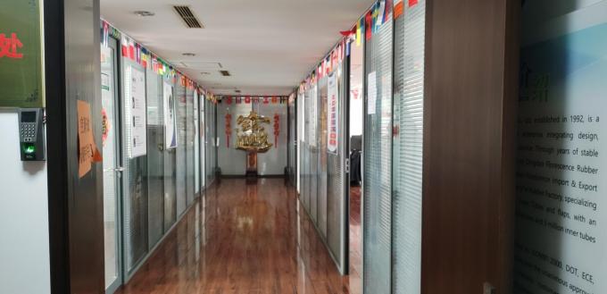 多彩のプラスチッククライミンググリップ 子供のための遊び場クライミングウォール 5