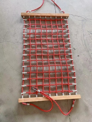 赤い色の運動場の子供は掛かるロープとの150cmx80cmをハンモックに入れてつるす