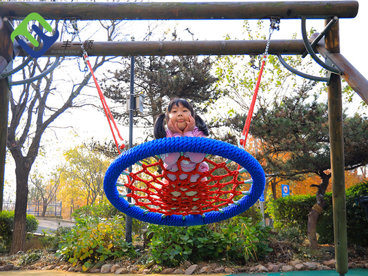 掛かるロープと黒い円形の子供の運動場の巣の振動座席100cm